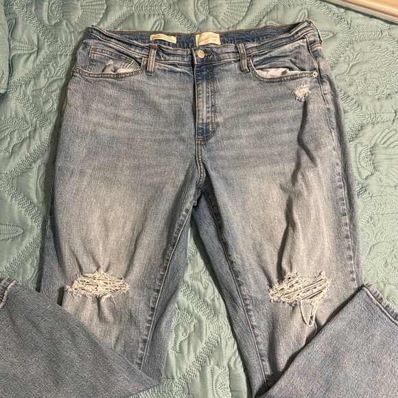 ❤️(132) Ladies distressed blue jeans by Universal Thread. Size 16 regular - Picture 1 of 11